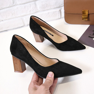 Modernas sieviešu rūtainas kurpes ar bieziem papēžiem – smails modelis