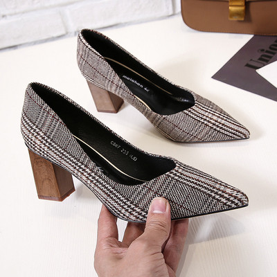 Modernas sieviešu rūtainas kurpes ar bieziem papēžiem – smails modelis