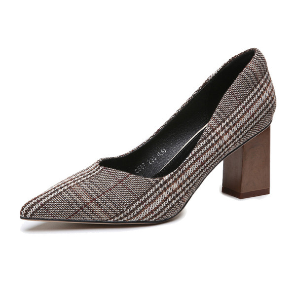 Modernas sieviešu rūtainas kurpes ar bieziem papēžiem – smails modelis