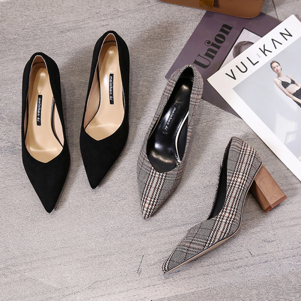 Modernas sieviešu rūtainas kurpes ar bieziem papēžiem – smails modelis