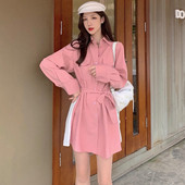 Rózsaszín női ruha klasszikus gallérral és övvel