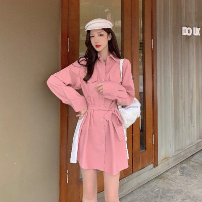 Rózsaszín női ruha klasszikus gallérral és övvel