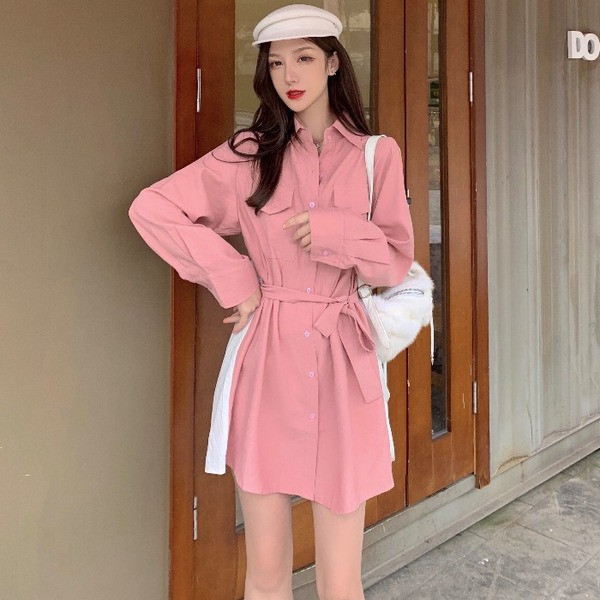 Rózsaszín női ruha klasszikus gallérral és övvel