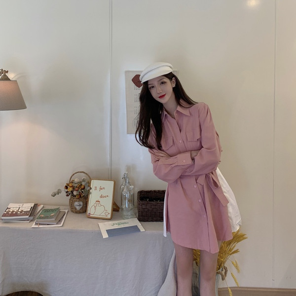 Rózsaszín női ruha klasszikus gallérral és övvel