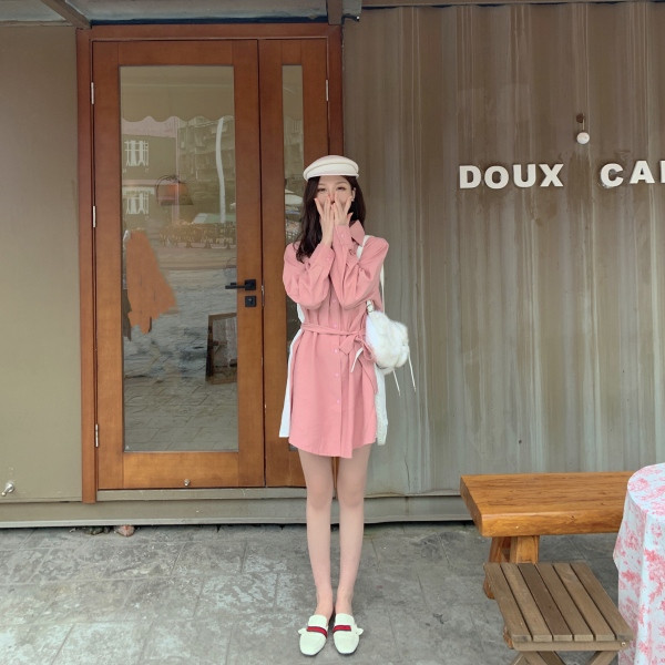 Rózsaszín női ruha klasszikus gallérral és övvel