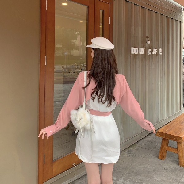 Rózsaszín női ruha klasszikus gallérral és övvel