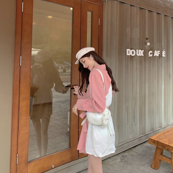 Rózsaszín női ruha klasszikus gallérral és övvel