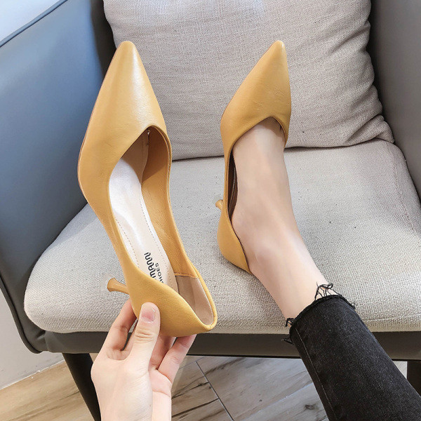 Modern női cipő hegyes modell vékony sarokkal
