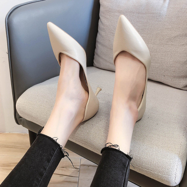 Modern női cipő hegyes modell vékony sarokkal