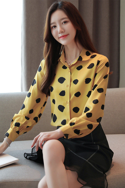 Aktuāls sieviešu krekls ar klasisku apkakli un garām piedurknēm