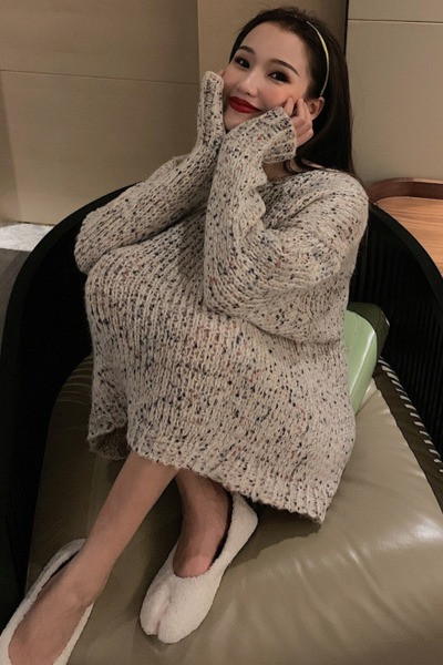 Φαρδύ γυναικείο πουλόβερ με λαιμόκοψη