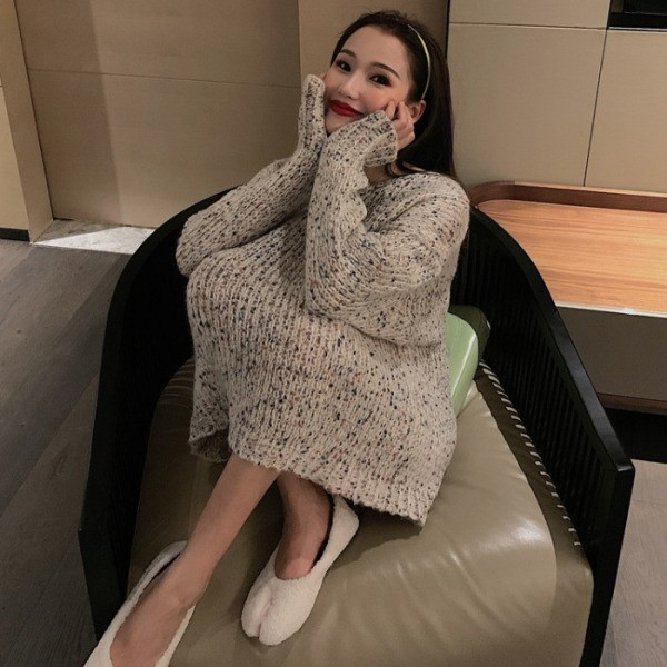 Φαρδύ γυναικείο πουλόβερ με λαιμόκοψη