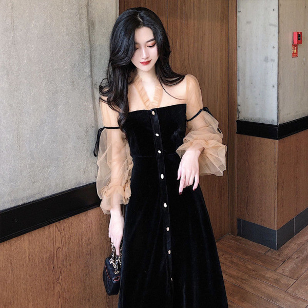 Női hosszú ruha spitz nyakkivágással és tüllvel