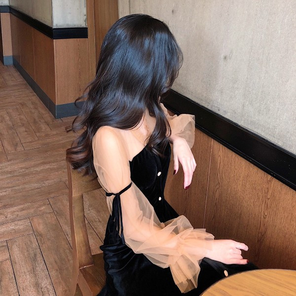 Női hosszú ruha spitz nyakkivágással és tüllvel