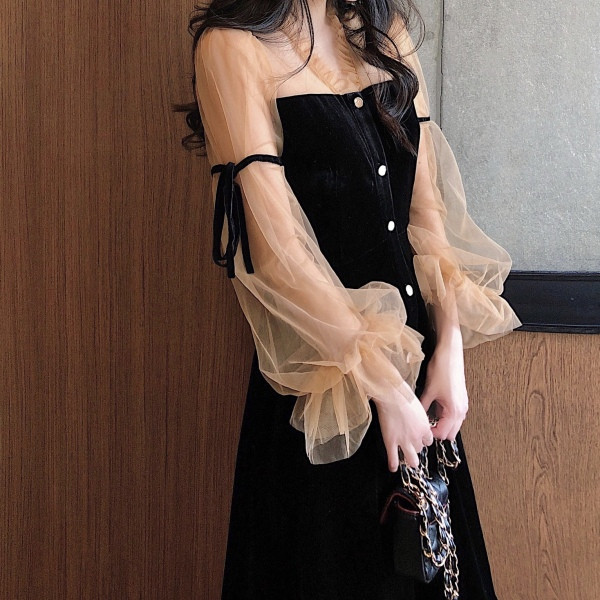 Női hosszú ruha spitz nyakkivágással és tüllvel