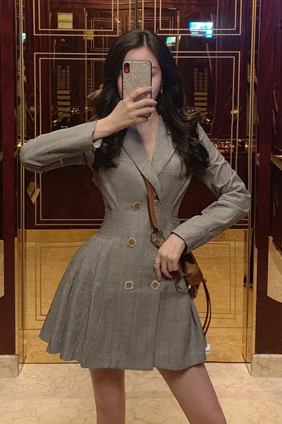 Aktuelna ženska kratka haljina sa dugim rukavima i špic izrezom