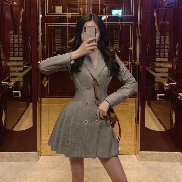 Aktuelna ženska kratka haljina sa dugim rukavima i špic izrezom