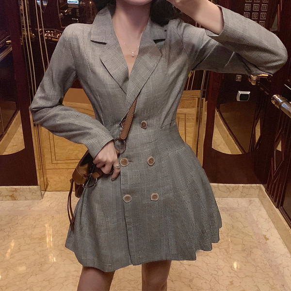 Aktuelna ženska kratka haljina sa dugim rukavima i špic izrezom