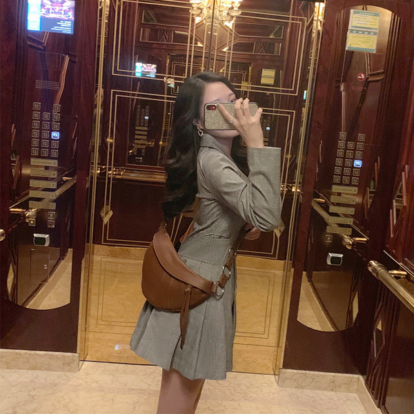 Aktuelna ženska kratka haljina sa dugim rukavima i špic izrezom