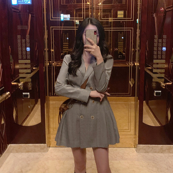 Aktuelna ženska kratka haljina sa dugim rukavima i špic izrezom