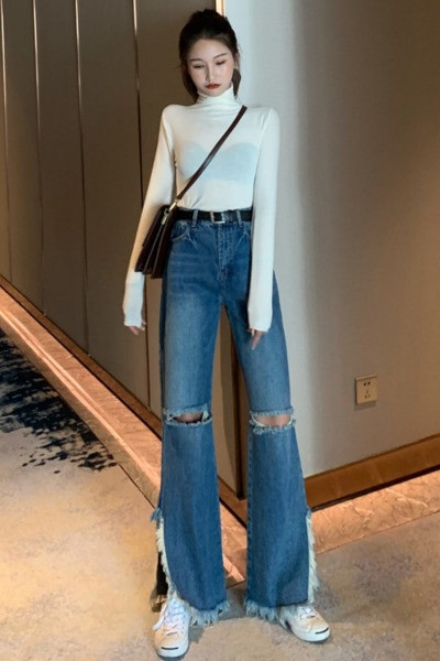 Platūs moteriški džinsai aukštu liemeniu ir plėšytais motyvais