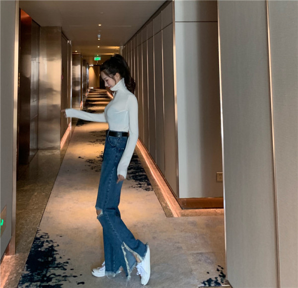 Platūs moteriški džinsai aukštu liemeniu ir plėšytais motyvais