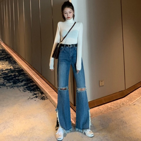 Platūs moteriški džinsai aukštu liemeniu ir plėšytais motyvais