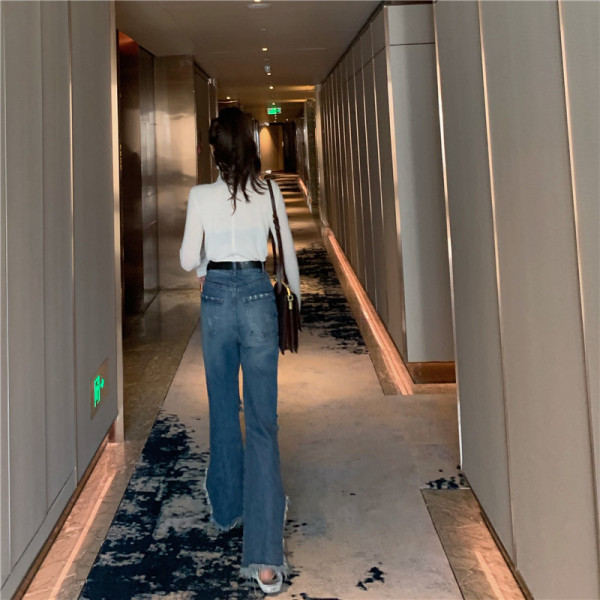 Platūs moteriški džinsai aukštu liemeniu ir plėšytais motyvais