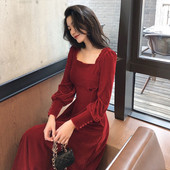 Šiuolaikinė moteriška ilga suknelė su kvadratine iškirpte ir sagomis