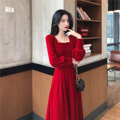 Šiuolaikinė moteriška ilga suknelė su kvadratine iškirpte ir sagomis