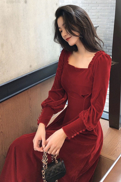 Šiuolaikinė moteriška ilga suknelė su kvadratine iškirpte ir sagomis