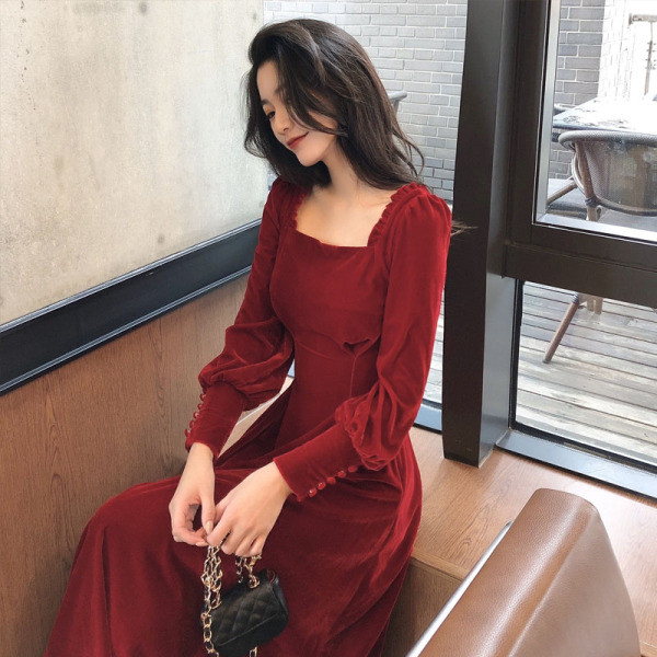 Šiuolaikinė moteriška ilga suknelė su kvadratine iškirpte ir sagomis