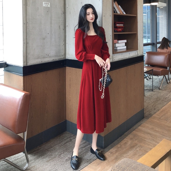 Šiuolaikinė moteriška ilga suknelė su kvadratine iškirpte ir sagomis