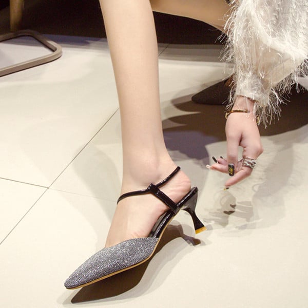 Sieviešu moderni apavi ar spīdīgu efektu un siksniņu