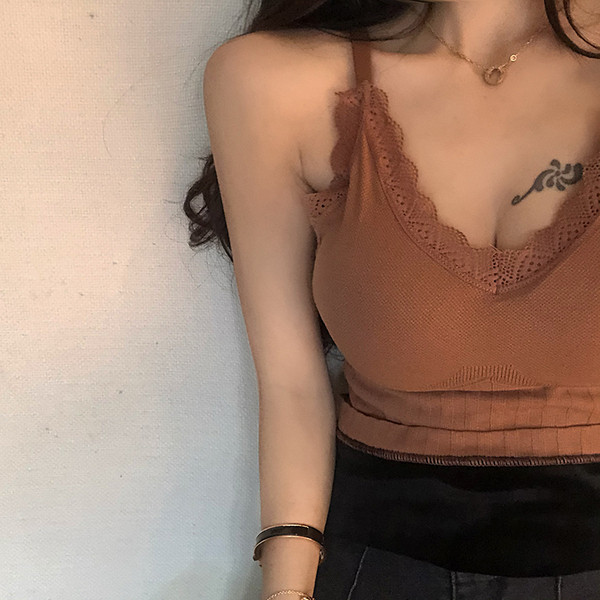 Libisev naiste topp spitsikaela ja pitsiga