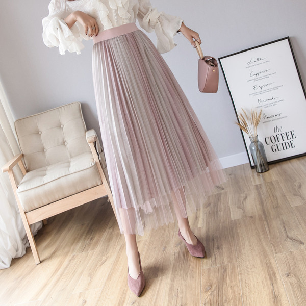 Hajtogatott női szoknya, magas derékkal és tüllel