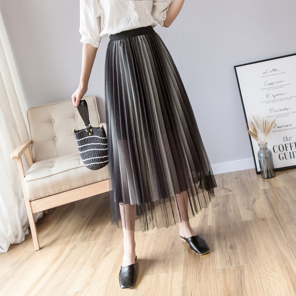 Hajtogatott női szoknya, magas derékkal és tüllel