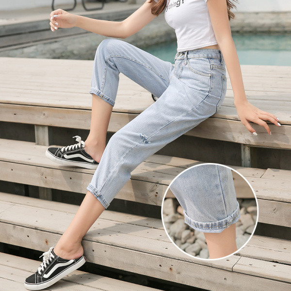 Sieviešu džinsi 9/10 garumā ar plēstiem motīviem