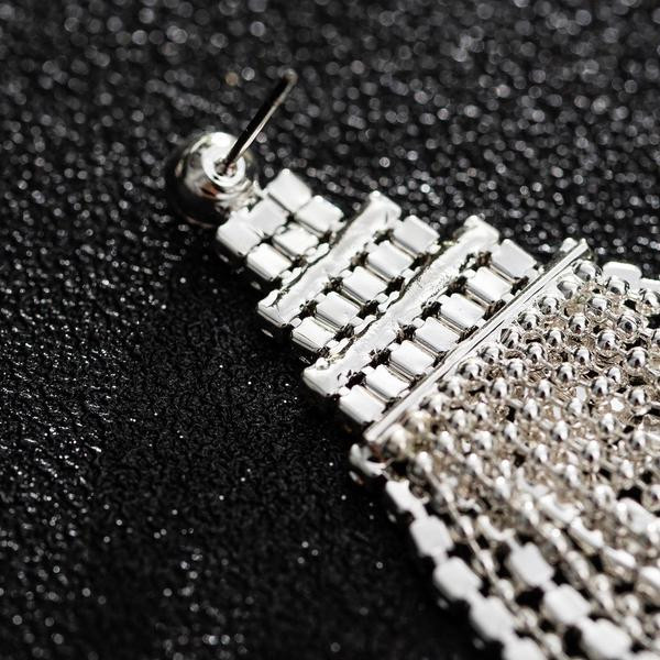 Elegantsed naiste rippuvad kivikestega kõrvarõngad