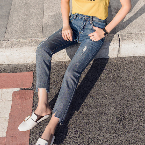 Női farmer Karcsú modell magas derékkal, szakadt motívumokkal