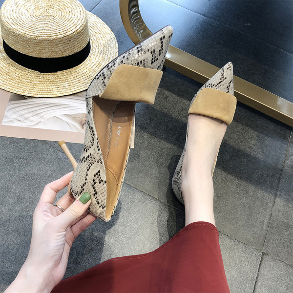 Stilīgs sieviešu apavu smails modelis no mākslīgās ādas ar plānu papēdi