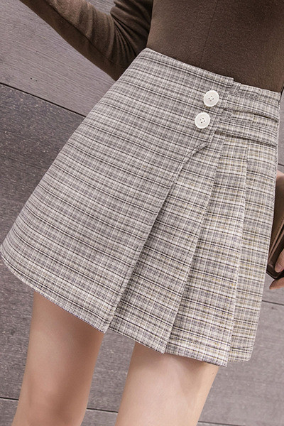 Moteriškas languotas sijonas aukštu juosmeniu ir sagomis