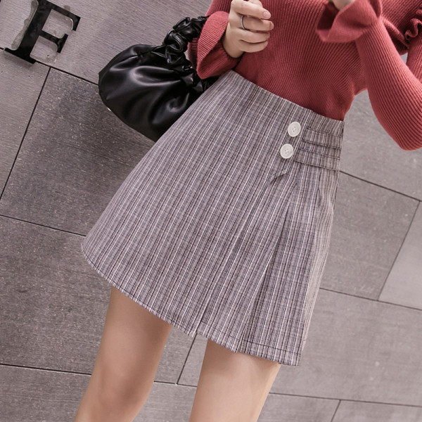 Moteriškas languotas sijonas aukštu juosmeniu ir sagomis