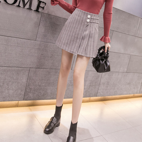 Moteriškas languotas sijonas aukštu juosmeniu ir sagomis