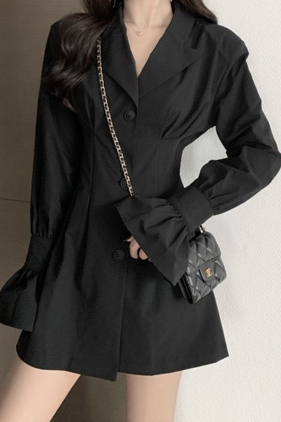 Laisva moteriška suknelė su špicine iškirpte ir sagomis