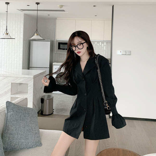 Laisva moteriška suknelė su špicine iškirpte ir sagomis