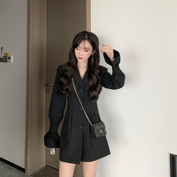 Laisva moteriška suknelė su špicine iškirpte ir sagomis