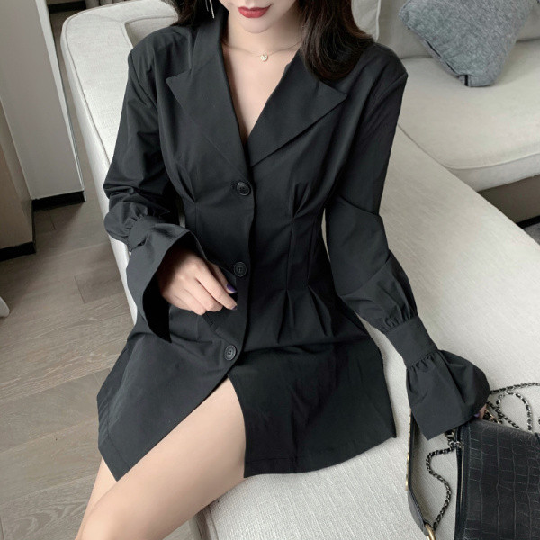 Laisva moteriška suknelė su špicine iškirpte ir sagomis