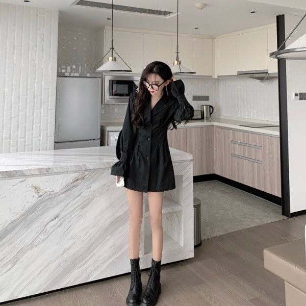 Laisva moteriška suknelė su špicine iškirpte ir sagomis