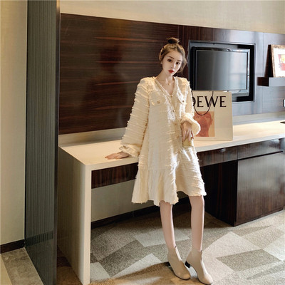 Női ruha széles modell, hosszú ujjal és spitz nyakkivágással